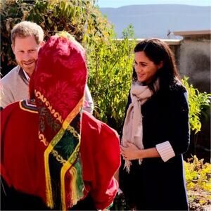 ARITZIA WILFRED Wool Diamond Mosaic Triangle Scarf Beige/Cream ASO Meghan Markle